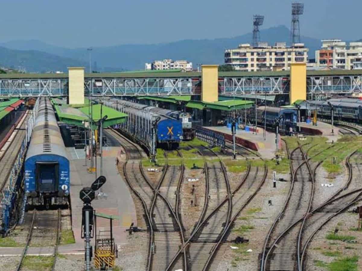 यूपी, महाराष्ट्र, गुजरात जाने वाले पैसेंजर्स की बढ़ी मुश्किलें, देरी से चल रही हैं करीब 2 दर्जन ट्रेनें, देखें लिस्ट