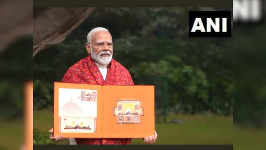Ram Mandir प्राण प्रतिष्‍ठा से पहले पीएम मोदी ने जारी किए स्मारक डाक टिकट, 48 पेज की किताब का भी किया विमोचन