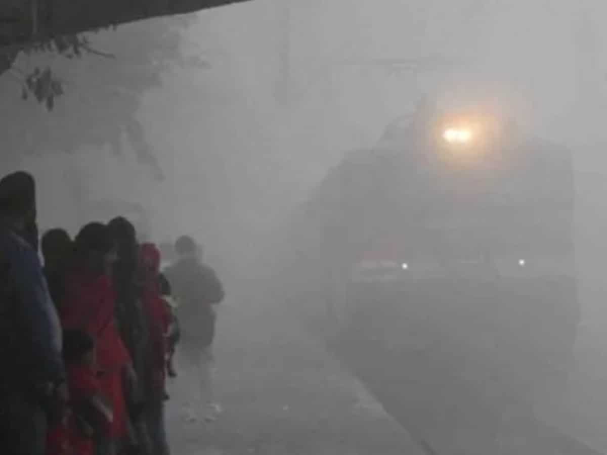 दिल्ली में कोहरे से कम हुई विजिबिलिटी, 11 ट्रेनें लेट, कई फ्लाइट्स भी प्रभावित