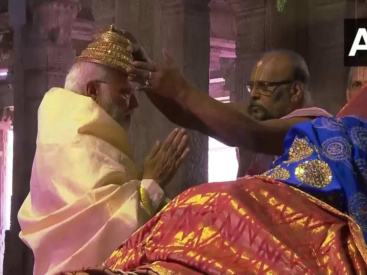 PM मोदी ने तमिलनाडु के श्रीरंगम मंदिर में  की पूजा-अर्चना, मंदिर के पुजारियों ने दिया 'सदरी' आशीर्वाद