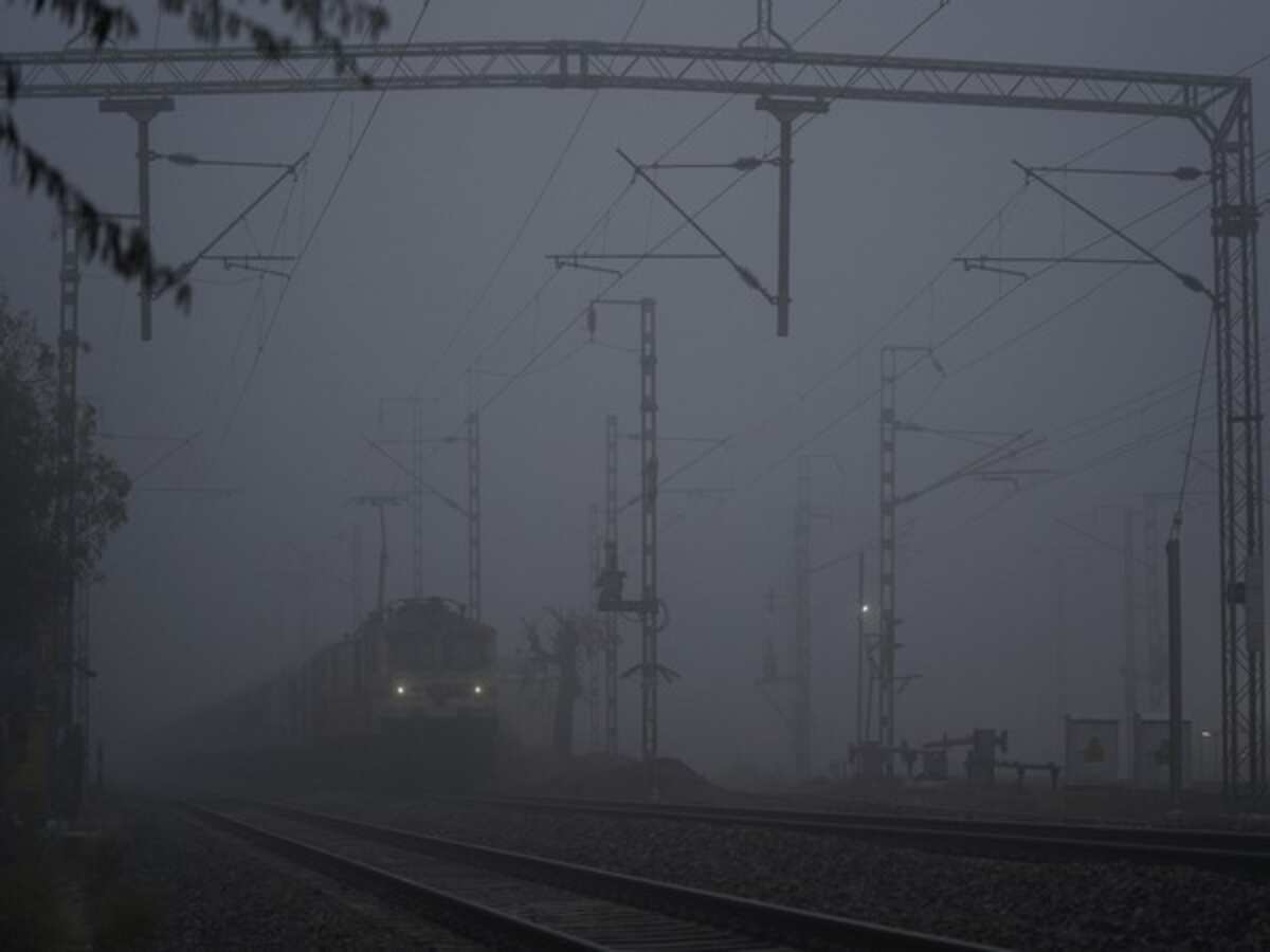 घने कोहरे के कारण उत्तर रेलवे की 11 ट्रेनें देरी से चल रहीं, घर से निकलने के पहले चेक करे लेटेस्ट अपडेट