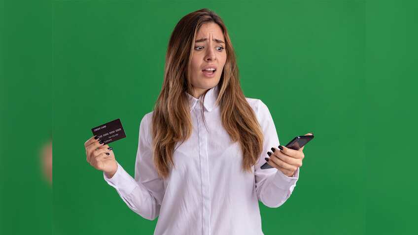 मुफ्त Credit Card.. ढेर सारा Cashback.. ऊपर से Reward Points.. जानिए कैसे कमाती हैं ये कंपनियां