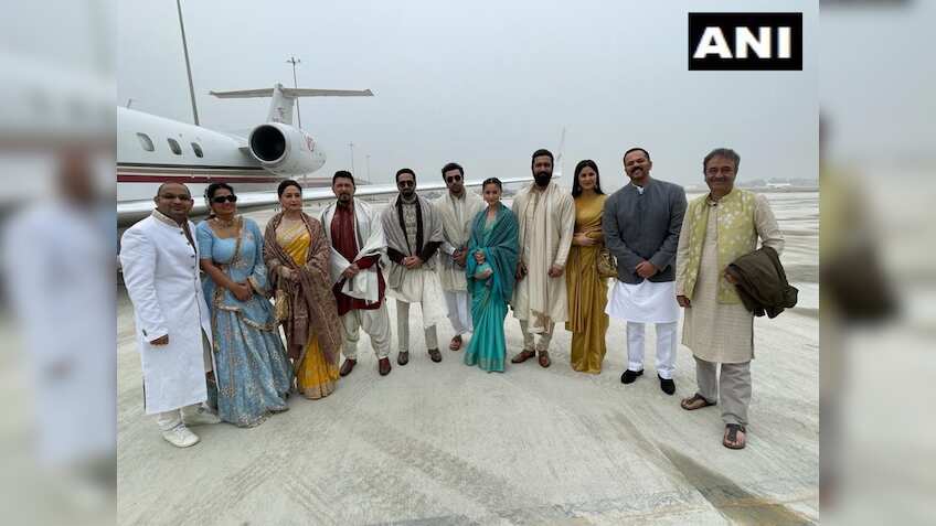 अयोध्या पहुंचे बिग बी, आलिया-रणबीर विकी- कैटरीना समेत कई बॉलीवुड सितारे, पारंपरिक परिधान में आए नजर