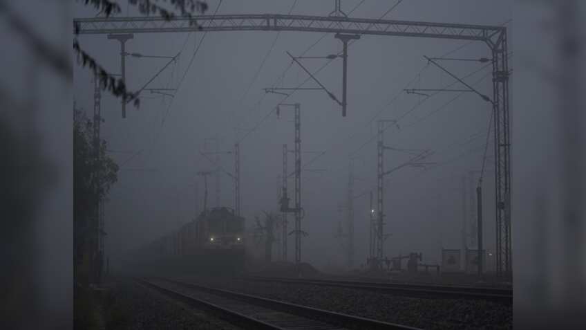 Indian Railway Train Delayed: घने कोहरे के कारण 28 ट्रेनें देरी से चल रहीं, घर से निकलने के पहले चेक करें लिस्ट