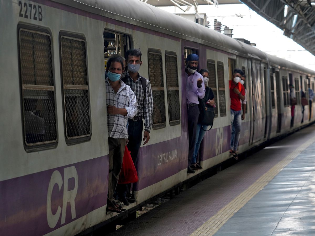 रेलवे ट्रैक पर सिग्नल ठीक कर रहे थे 3 कर्मचारी, अचानक आ गई लोकल ट्रेन, मौके पर ही हो गई मौत