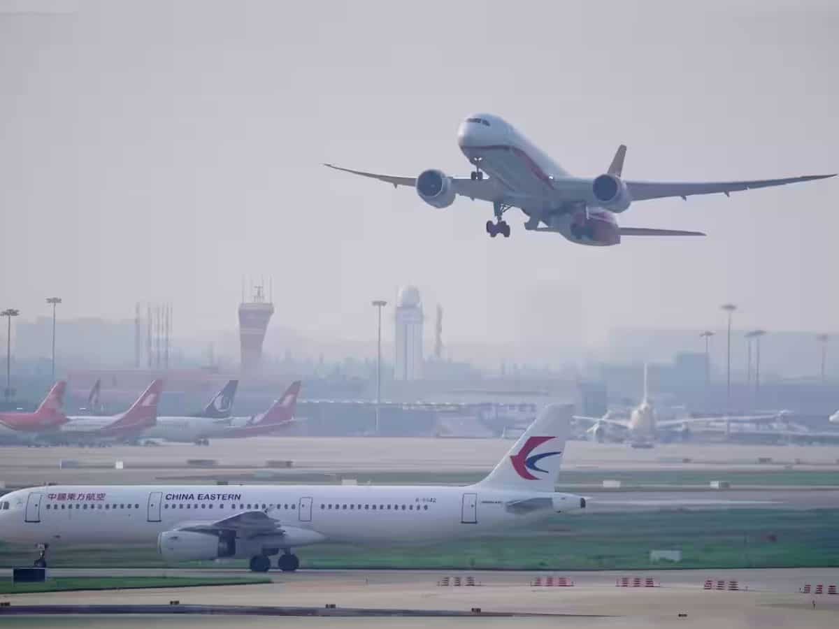 Flights Delay: दिल्‍ली एयरपोर्ट पर हालात जस से तस... कोहरे के चलते दिल्‍ली से आज भी कई फ्लाइट लेट