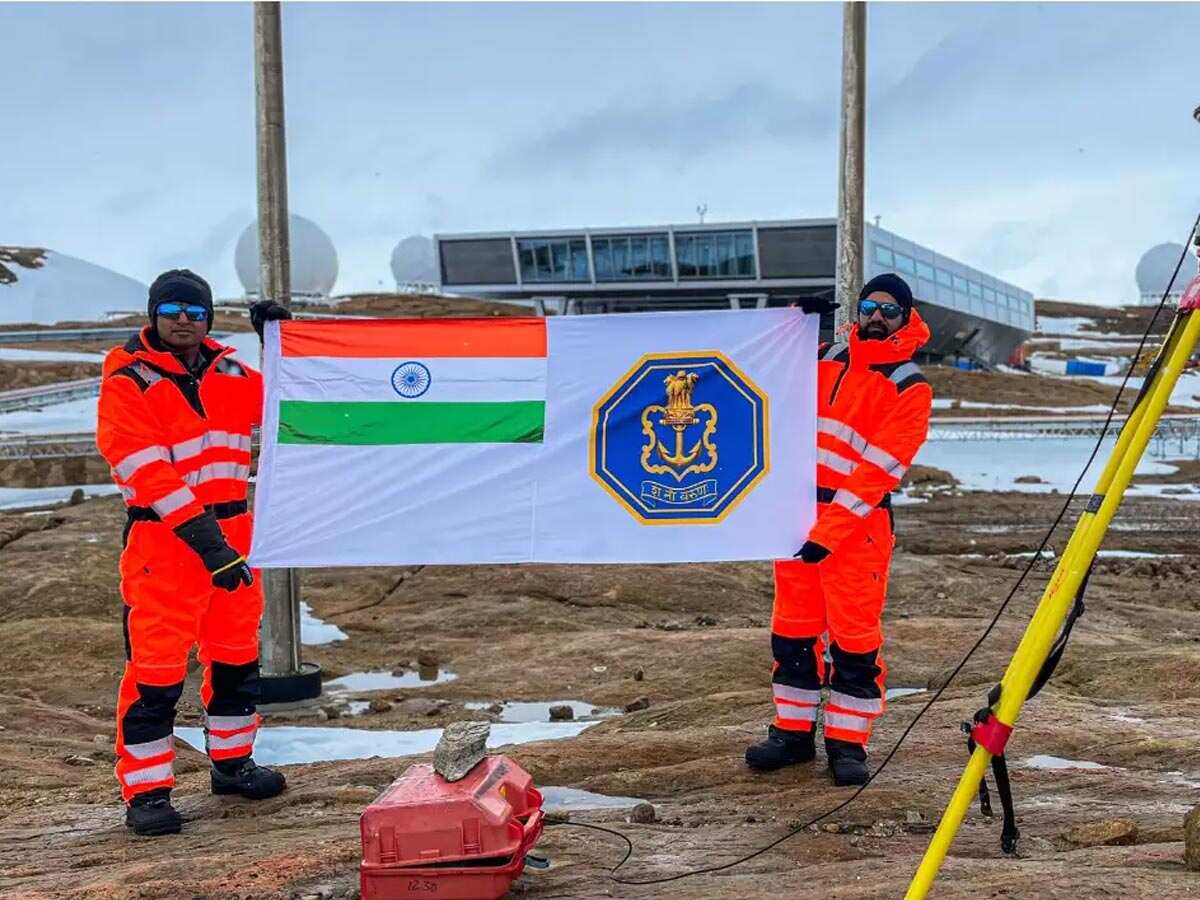 दुनिया के अंतिम छोर में मनाया गया भारत का गणतंत्र दिवस, अंटार्टिका में भारतीय नेवी ने फहराया तिरंगा
