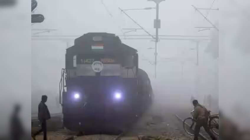 दिल्ली में ठंड और कोहरे की मार, नहीं सुधर रही ट्रेन की रफ्तार...आज भी कई ट्रेन लेट