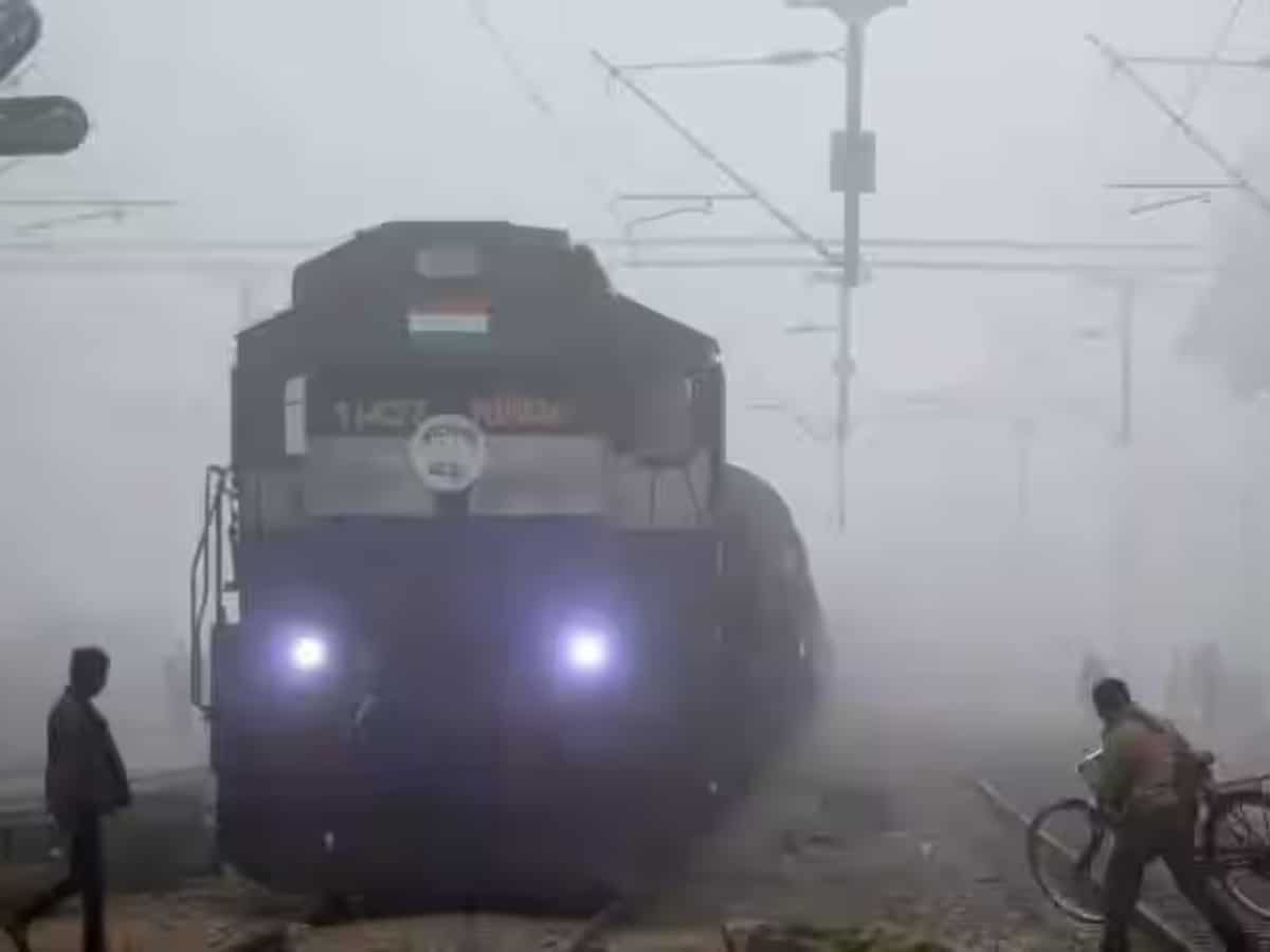 दिल्ली में ठंड और कोहरे की मार, नहीं सुधर रही ट्रेन की रफ्तार...आज भी कई ट्रेन लेट