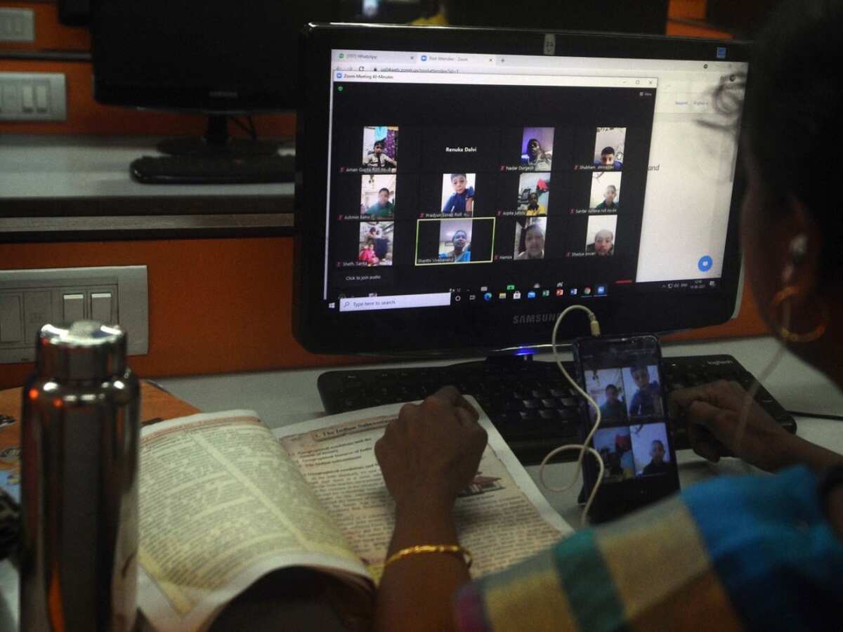 लखनऊ में 3 फरवरी तक 12वीं तक चलायी जाएगी ऑनलाइन क्लास, डीएम ने जारी किया नया आदेश