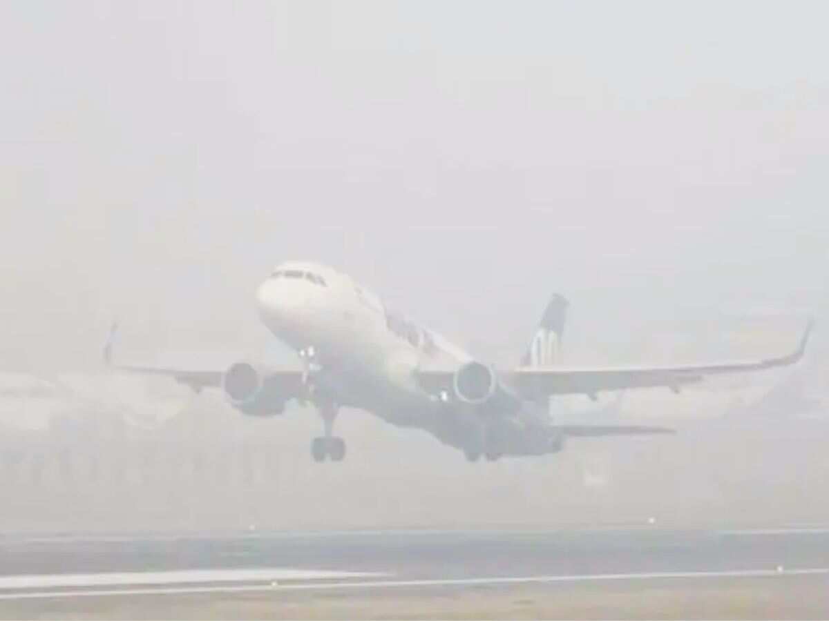 घने कोहरे ने बढ़ाई मुश्किल, Low Visibility के चलते दिल्ली अंतरराष्ट्रीय हवाई अड्डे पर करीब 110 उड़ानों पर असर