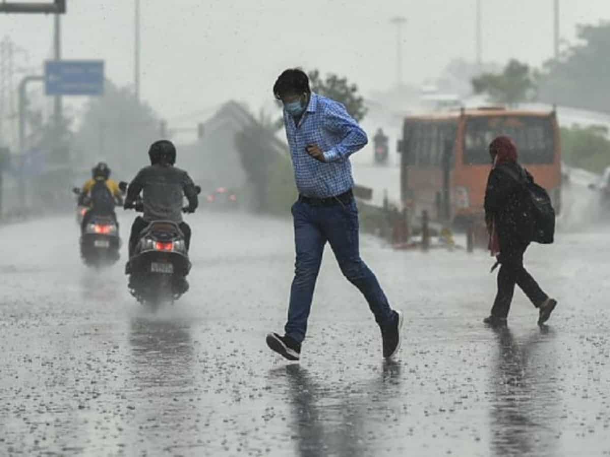 दिल्ली-NCR में बारिश से बदला मौसम का मिजाज, दिल्ली एयरपोर्ट पर 100 फ्लाइट्स हुए लेट, पांच का बदला रूट