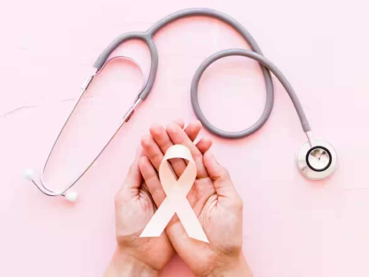 Cervical Cancer: क्‍या हैं सर्वाइकल कैंसर के लक्षण, 9 से 14 साल की उम्र में ही क्‍यों लगाते हैं वैक्‍सीन? जानें जरूरी बातें 