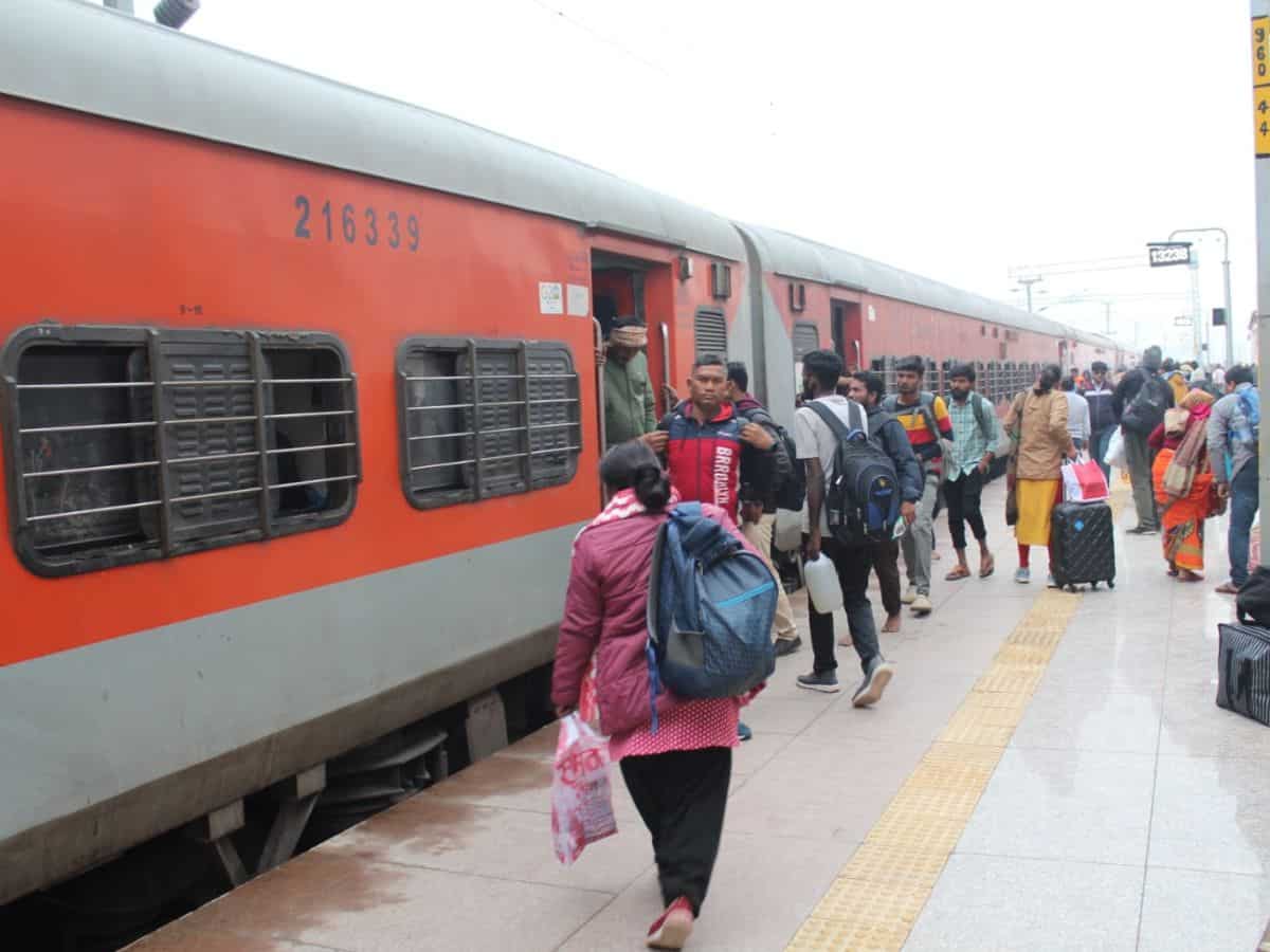 अयोध्या जाने वाली ट्रेनों की बढ़ी मांग, इंदौर से 900 श्रद्धालुओं को लेकर निकली आस्था स्पेशल ट्रेन, इन शहरों से गुजरेगी