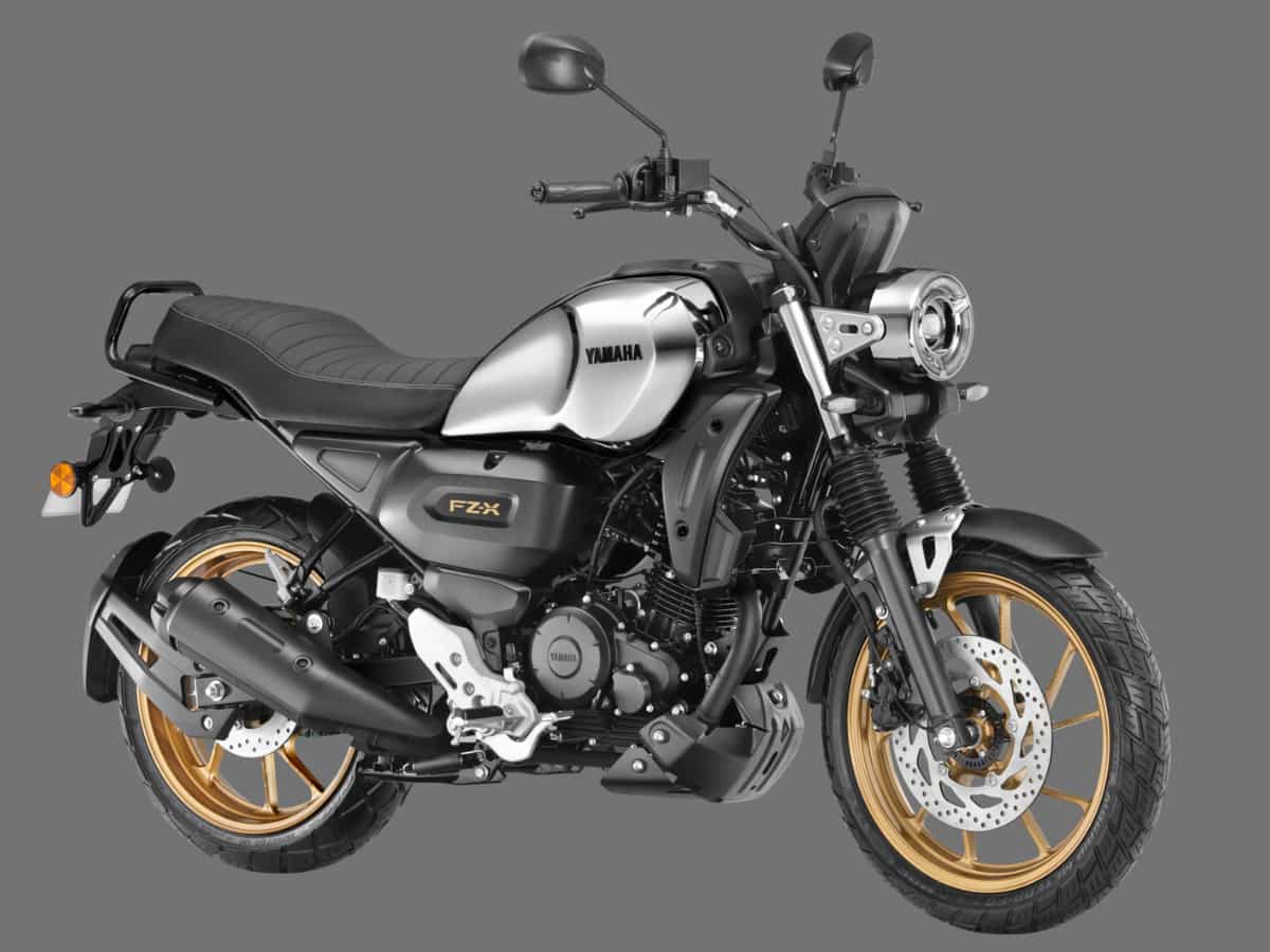 Yamaha FZ-X को कंपनी ने नए कलर में किया पेश, सिर्फ इन खरीदारों को फ्री में मिलेगी Casio की ये घड़ी