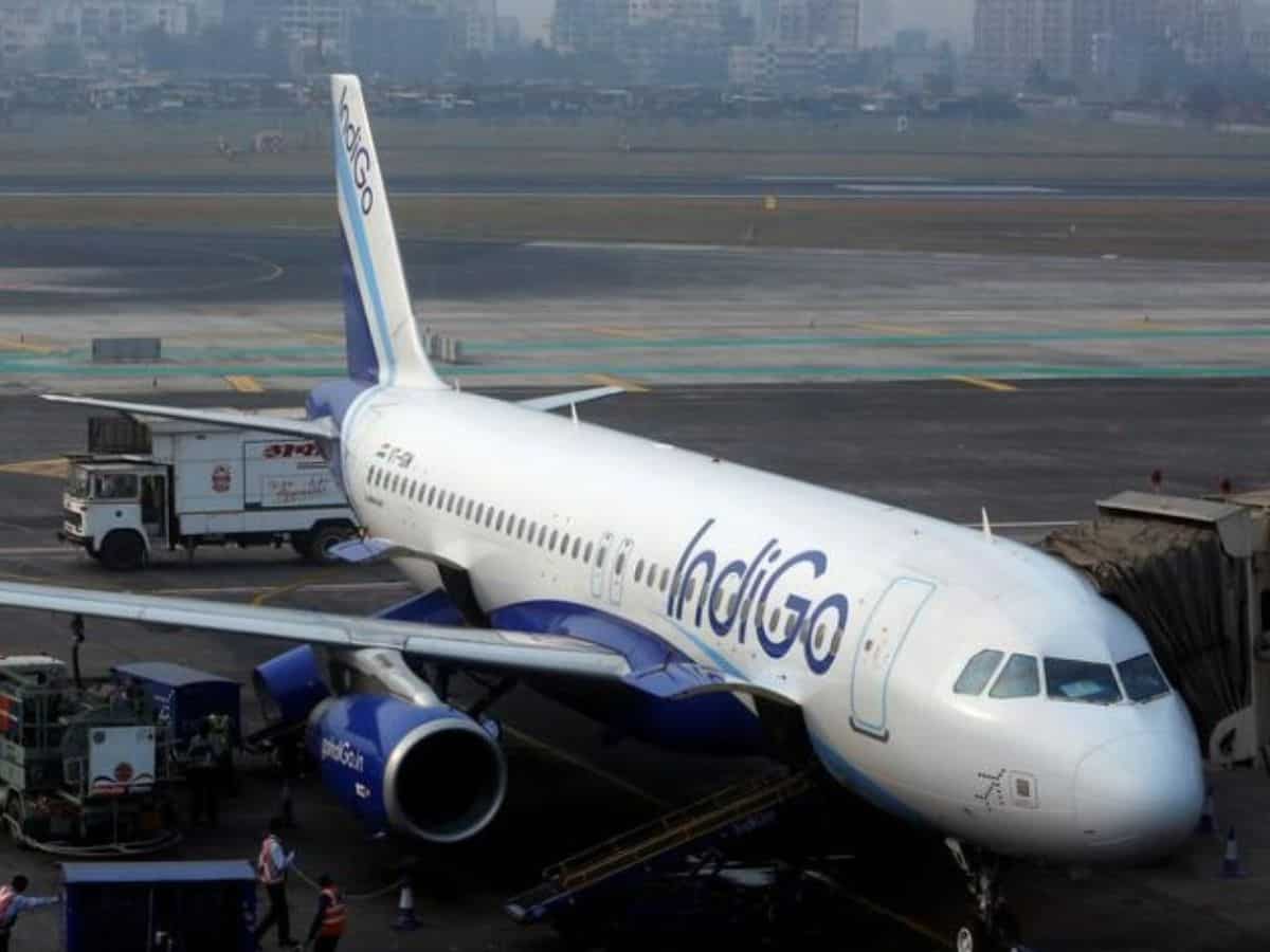 दिल्ली एयरपोर्ट पर लैंडिंग के समय रास्ता भूला IndiGo का विमान, टैक्सीवे से बढ़ गया आगे, कई फ्लाइट्स पर पड़ा असर