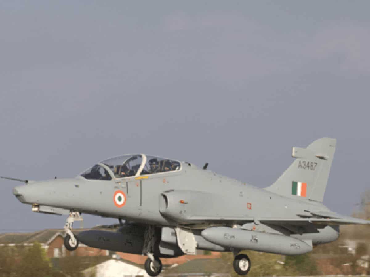 IAF Plane Crash: पश्चिम बंगाल में एयरफोर्स का HAWK ट्रेनिंग विमान हुआ क्रैश, बाल-बाल बचे दोनों पायलट