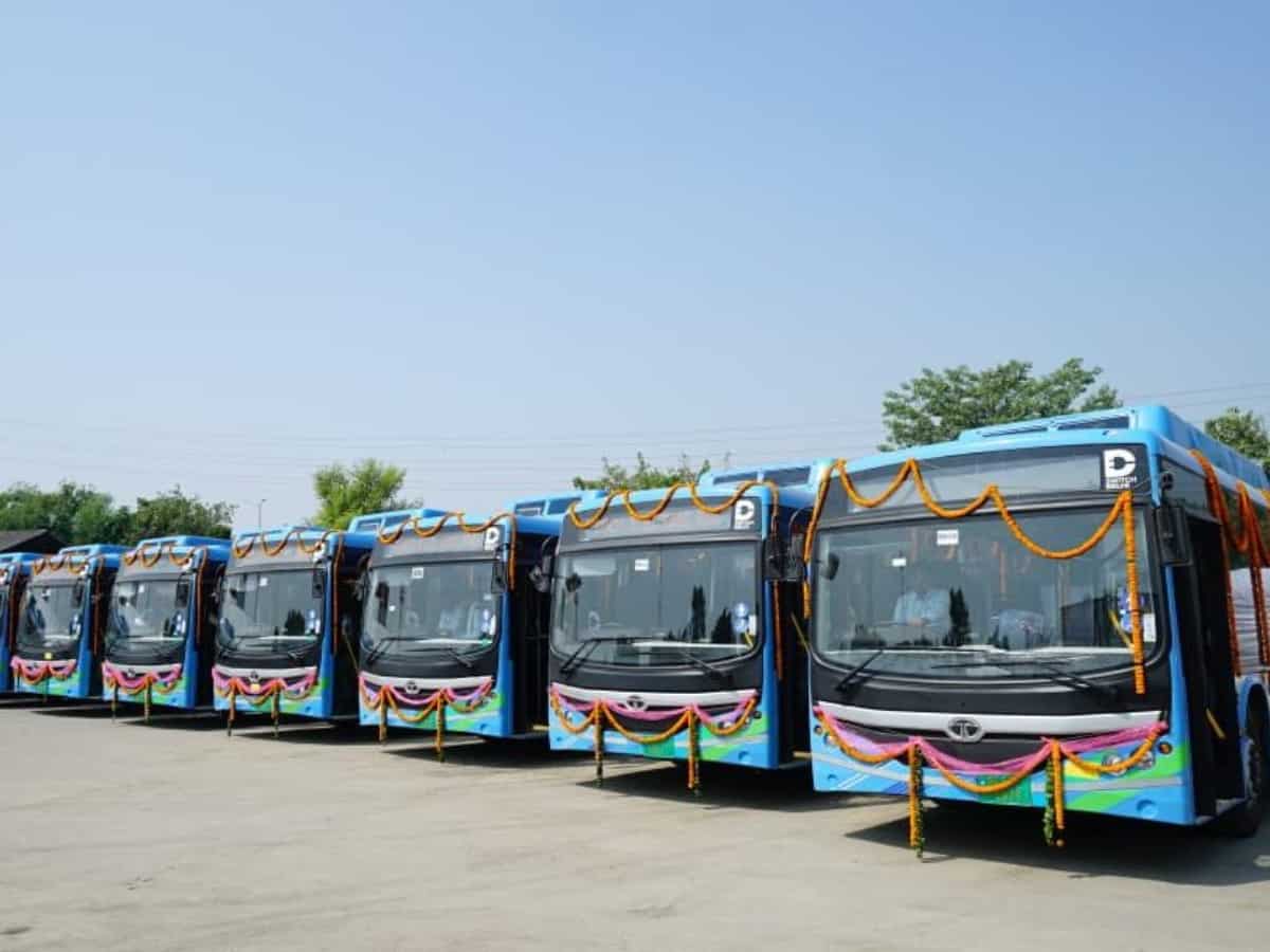 दिल्ली वालों को सौगात! पॉल्यूशन पर वार करने के लिए राज्य सरकार ने चलाई 350 इलेक्ट्रिक बस 