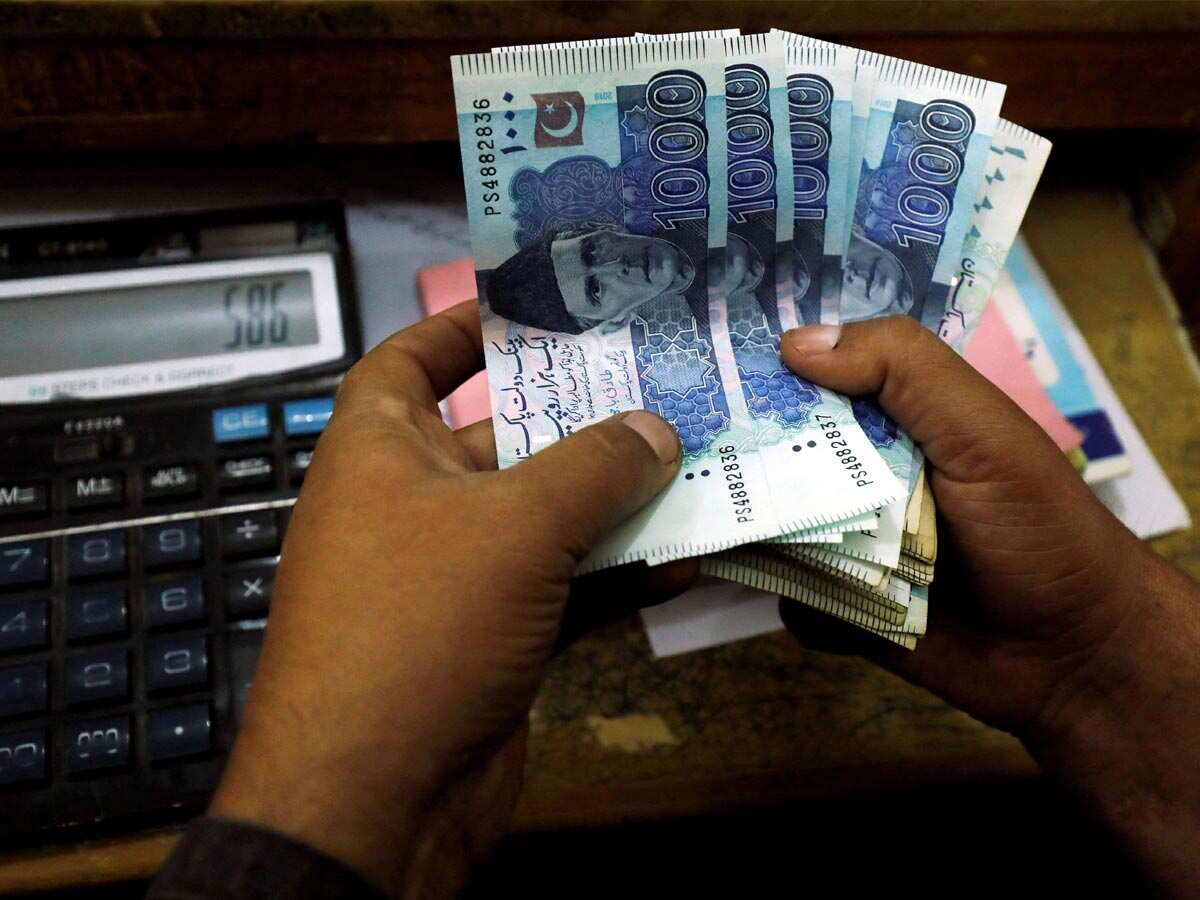 चक्रव्यूह में फंसने वाली है पाक की अर्थव्यवस्था, 13 साल में दोगुना हुआ लोन, डिफॉल्टर होने की तरफ पड़ोसी