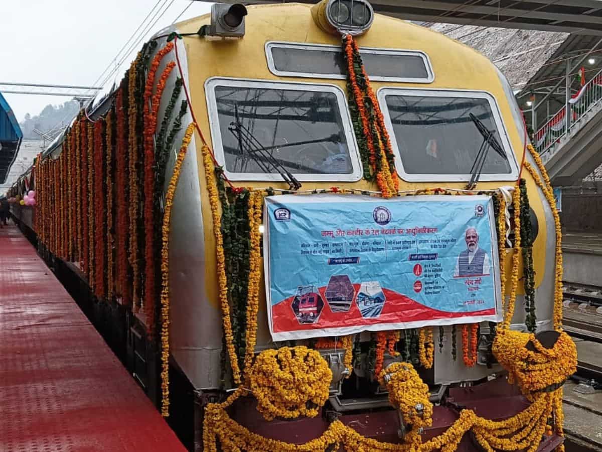 घाटी में पहली इलेक्ट्रिक ट्रेन, संगलदान से बारामूला के बीच नई डेमू, PM Modi ने कश्मीर को दी इन रेल प्रोजेक्ट्स की सौगात