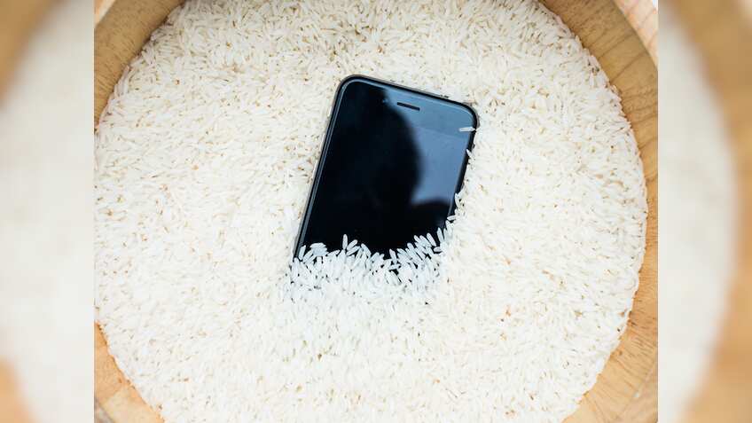 क्या आप भी चावल में डाल देते हैं गीला iPhone? Apple ने कहा- कर देते हैं बड़ी गलती