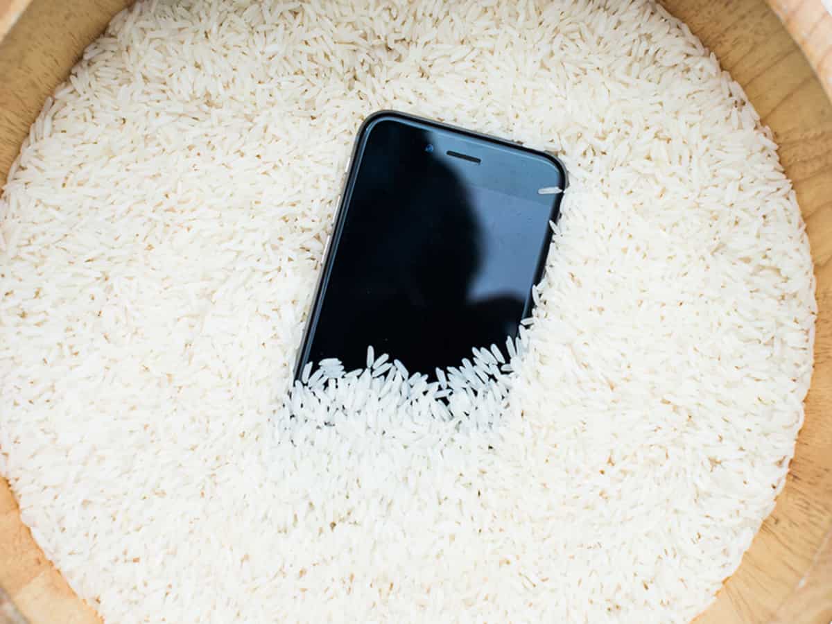 क्या आप भी चावल में डाल देते हैं गीला iPhone? Apple ने कहा- कर देते हैं बड़ी गलती