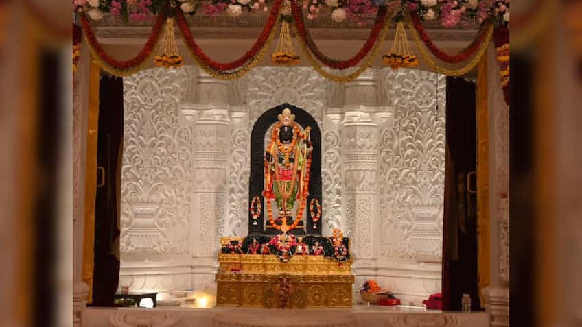 जामनगर और द्वारका से निकला रामभक्तों का जत्था, अयोध्या के लिए आस्था स्पेशल ट्रेन को दिखाई गई हरी झंडी