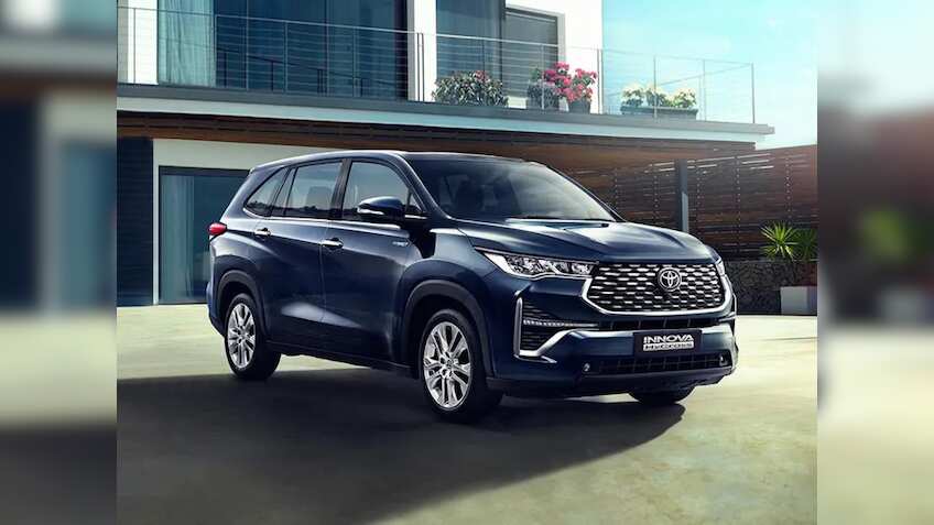 लॉन्च के 14 महीने में ही बिक गईं 50,000 यूनिट्स; Toyota की ये हाइब्रिड एसयूवी देती है 24 kmpl का माइलेज