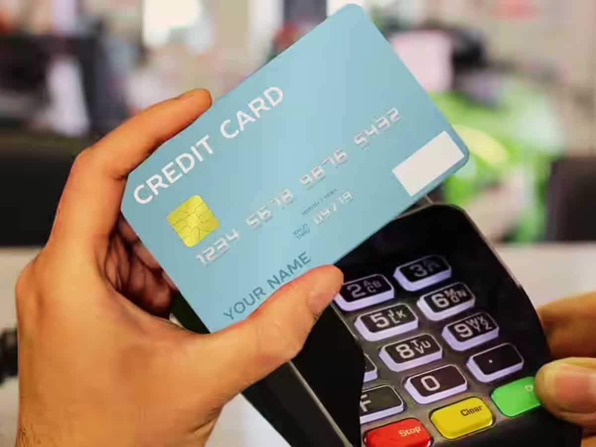 Credit Card से भी सुधार सकते हैं सिबिल स्‍कोर, जानें क्रेडिट कार्ड के 4 बड़े फायदे जिनके बारे में लोगों को नहीं है जानकारी