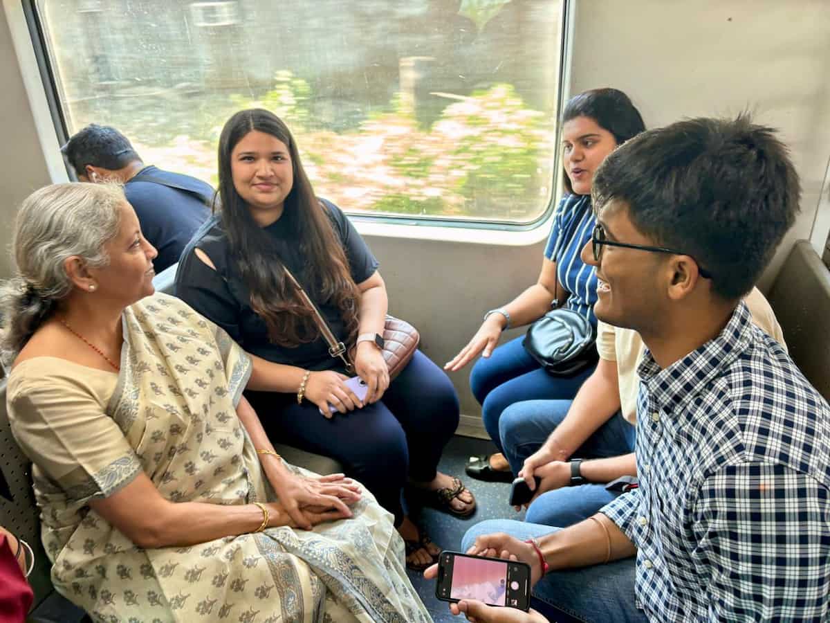 वित्त मंत्री सीतारमण मुंबई लोकल से सफर कर कल्याण पहुंची, यात्रा के दौरान यात्रियों से की बातचीत