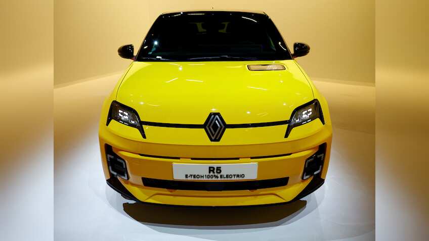 Renault ने अनवील की अपनी नई इलेक्ट्रिक कार R5, सिंगल चार्ज पर दौड़ सकती है 400 km