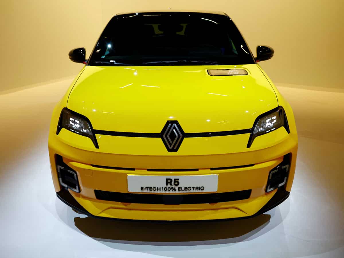 Renault ने अनवील की अपनी नई इलेक्ट्रिक कार R5, सिंगल चार्ज पर दौड़ सकती है 400 km
