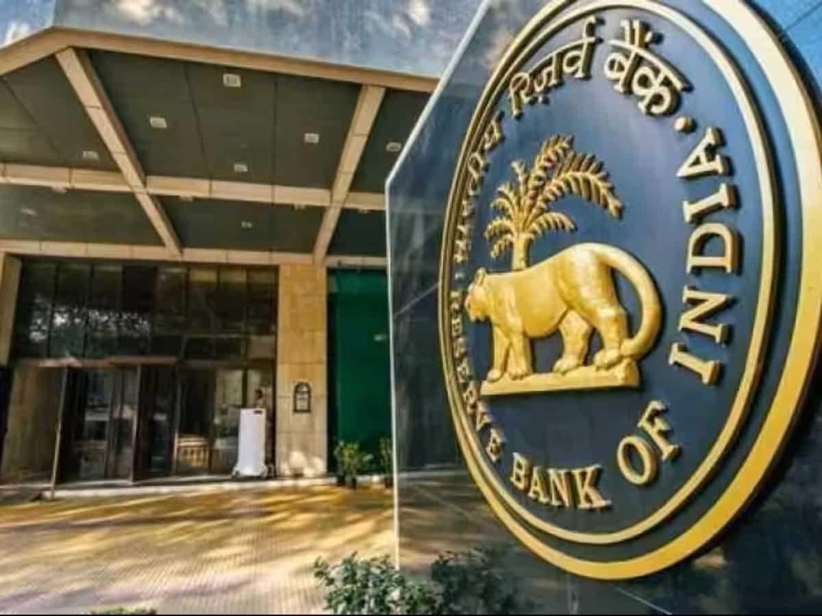 RBI ने बैंकों और NBFCs के लिए नए नियम किए जारी, निगरानी से जुड़ी जानकारी साझा करना होगा आसान
