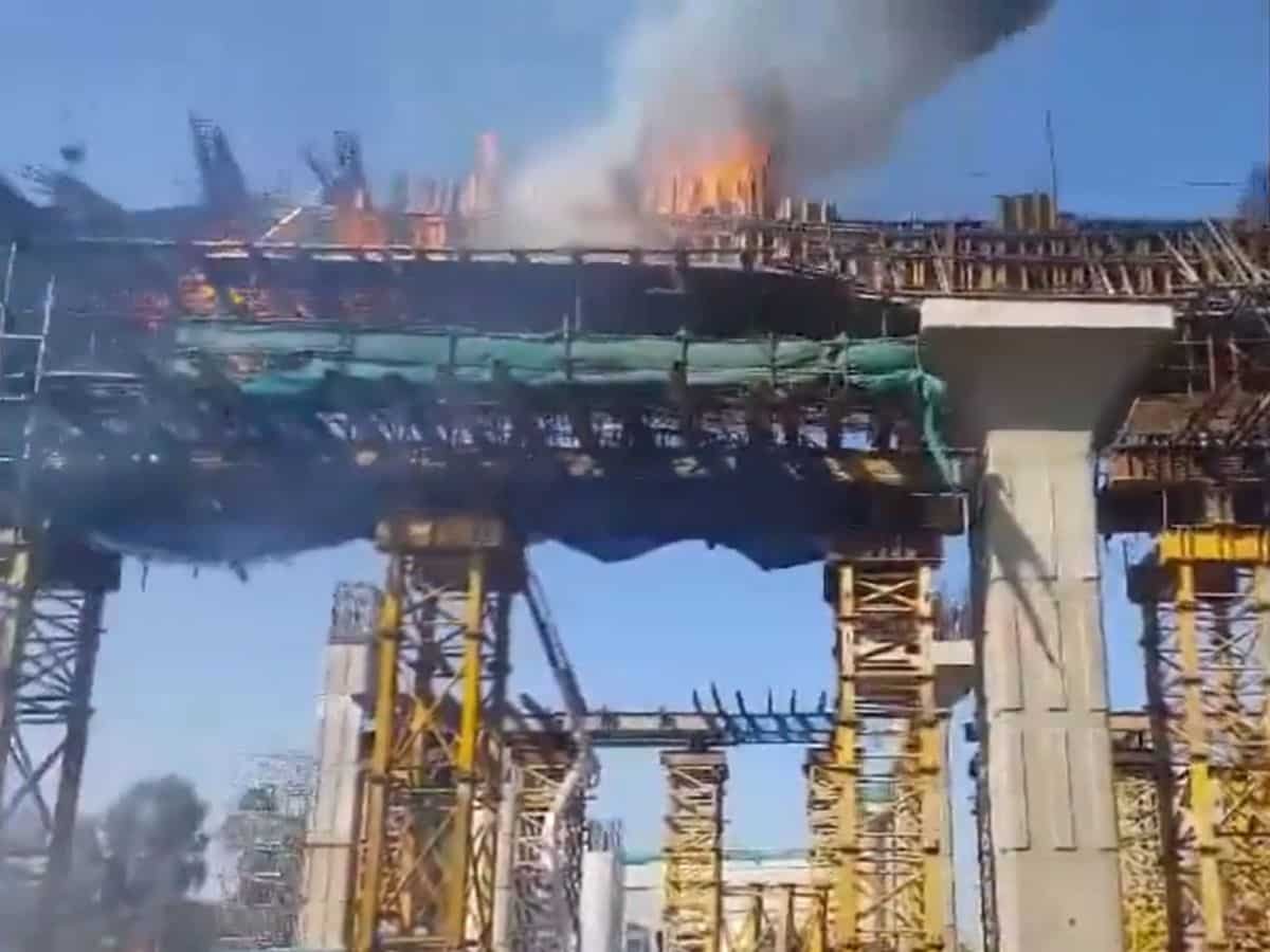 RRTS: मेरठ के निर्माणाधीन रैपिड रेल स्टेशन पर लगी भीषण आग, दमकल की कई गाड़ियां मौके पर मौजूद, देखें वीडियो