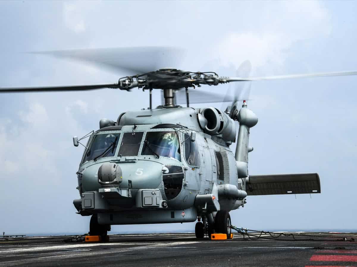 पानी के अंदर छिपे दुश्मन को भी खोज निकालेगा ये हेलिकॉप्टर, INS गरुड़ में कमिशन होंगे MH 60R 'Sea Hawk'