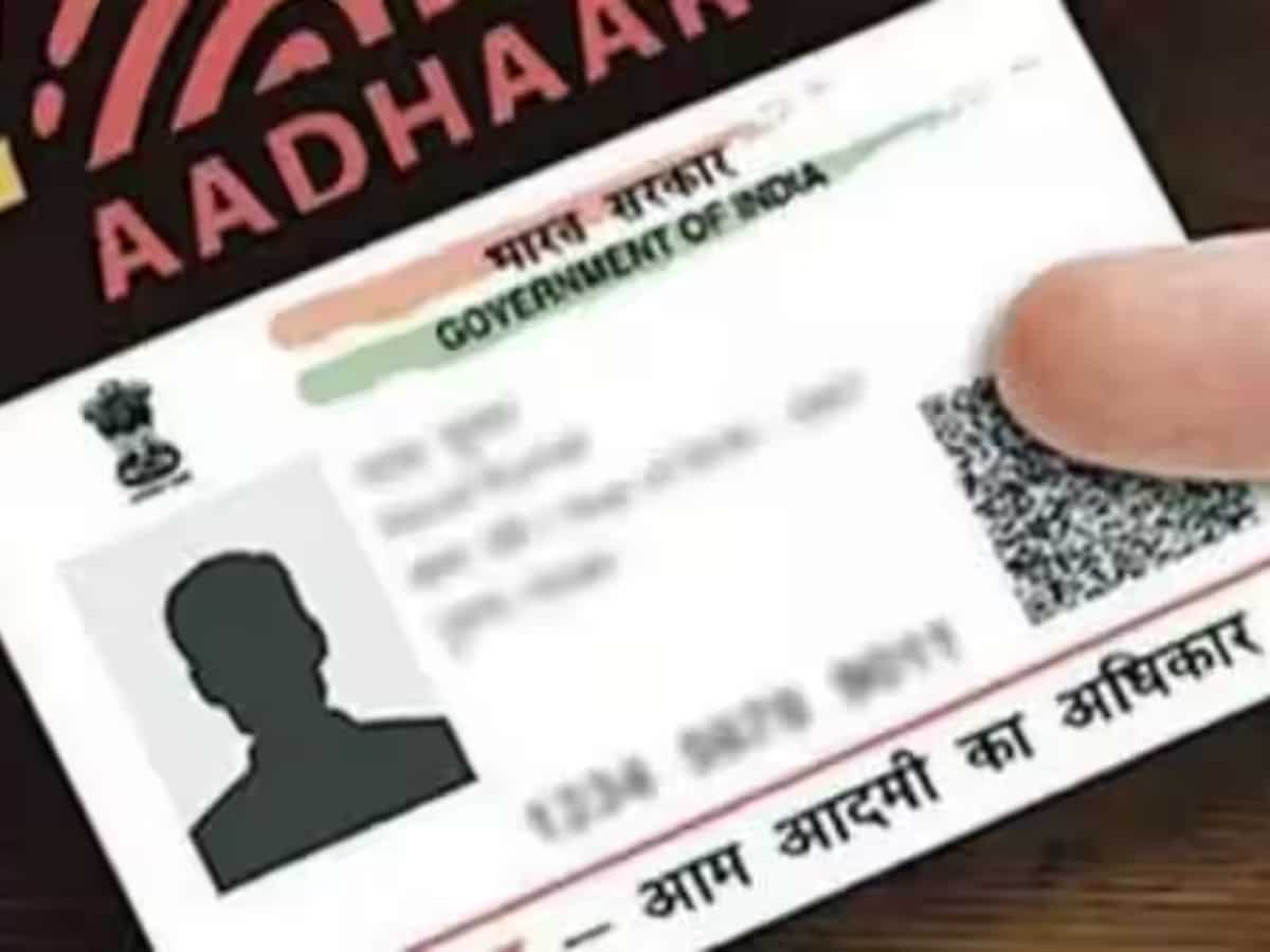 Aadhaar Address Update: मामूली फीस और मोबाइल नंबर से घर बैठे अपडेट हो जाएगा आधार एड्रेस, नोट कर लीजिए प्रोसेस