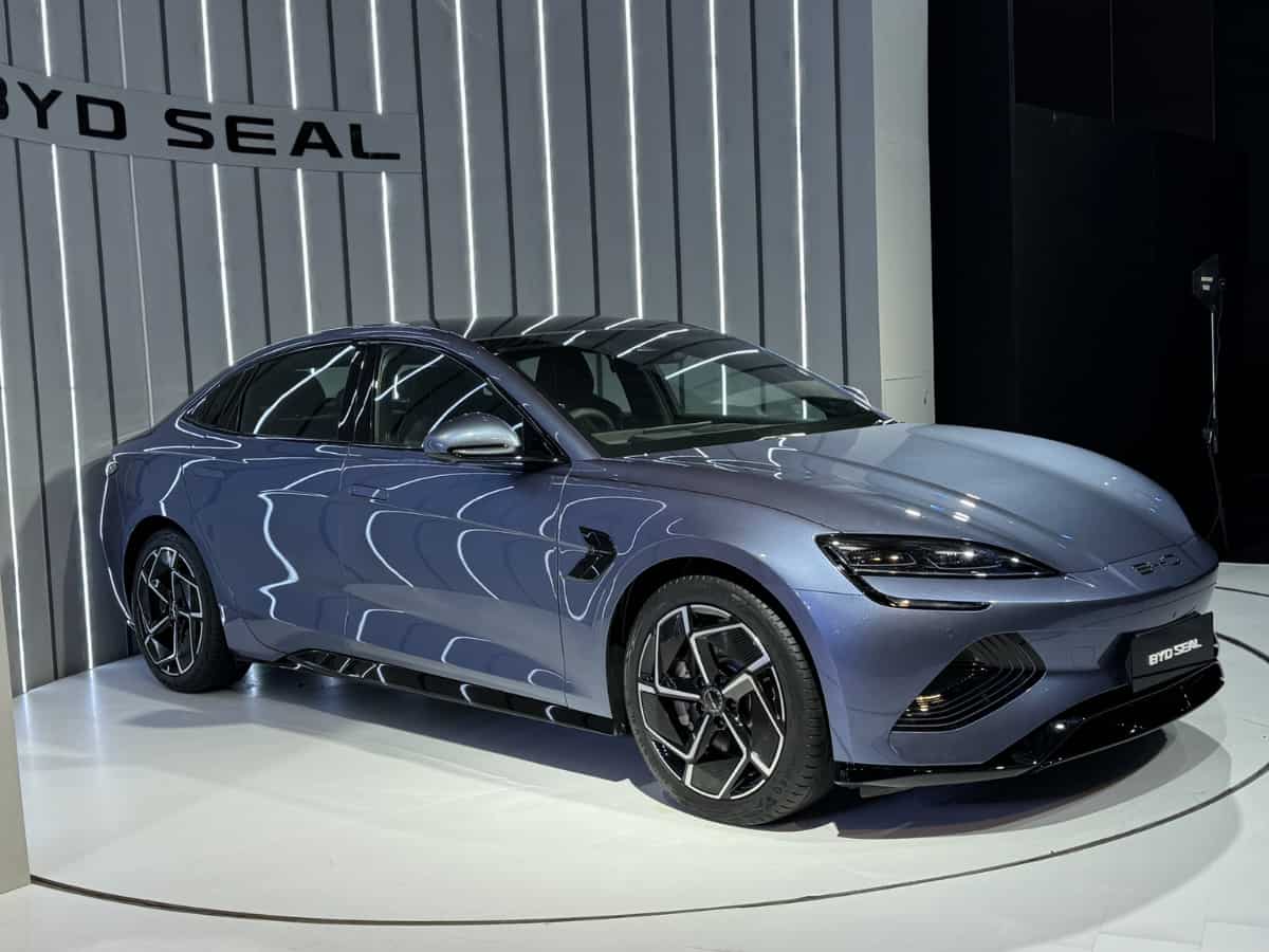 इन गाड़ियों को कड़ी टक्कर देगी BYD Seal; सिंगल चार्ज पर चलेगी 650 km, मिल रहे हैं जबरदस्त फीचर्स
