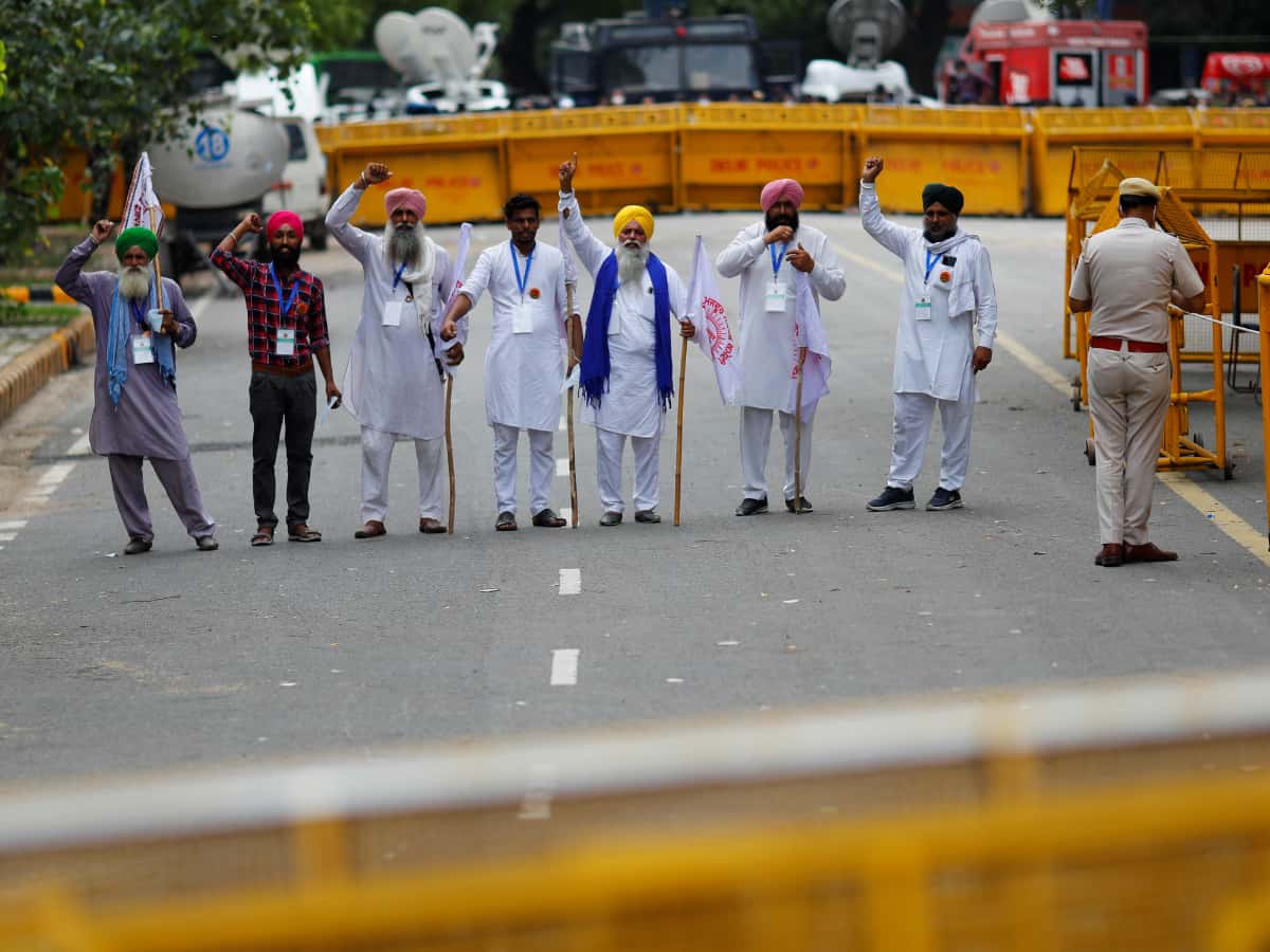 किसानों के विरोध प्रदर्शन को लेकर दिल्ली पुलिस ने सीमाओं पर बढ़ाई सुरक्षा, दिल्ली में धारा 144 लागू