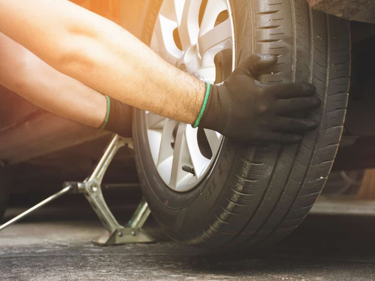कार के टायर का रखें खास ख्याल; इन टिप्स से लंबी हो सकती है लाइफ, गाड़ी चलाने से पहले नोट कर लें 