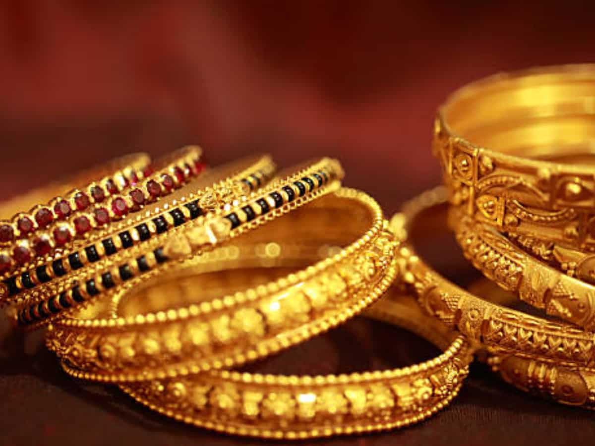 Gold Price Today: सोने का भाव 66000 रुपए के पार, चांदी फिसली, चेक करें ताजा रेट्स 