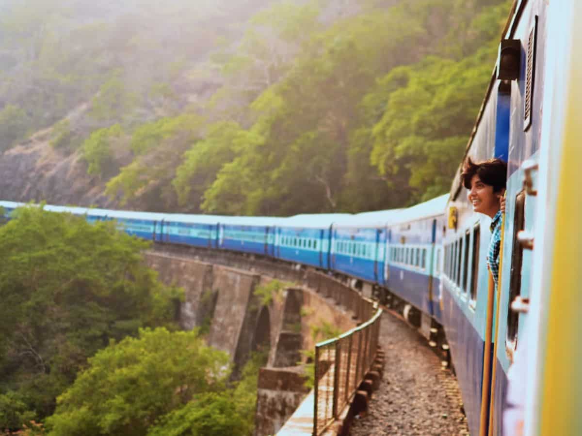 Holi Special Trains: होली पर घर जाने की क्यों ले रहे हैं टेंशन? मुंबई, गोरखपुर, बनारस, पटना सहित इन शहरों के लिए रही स्पेशल ट्रेन