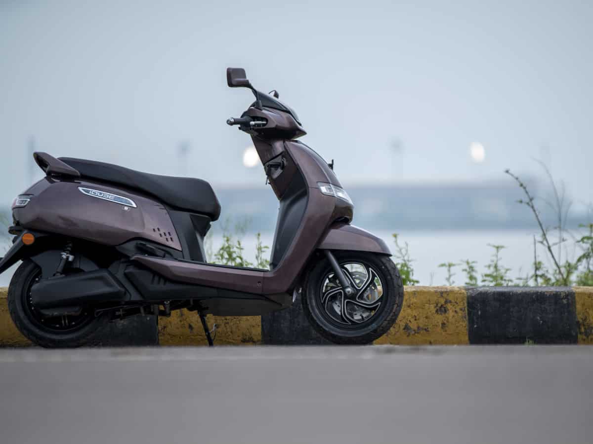 OLA-Ather की टेंशन बढ़ा रहा TVS का ये इलेक्ट्रिक स्कूटर! दिल्ली में कंपनी ने बेचे 11,000 से ज्यादा यूनिट्स