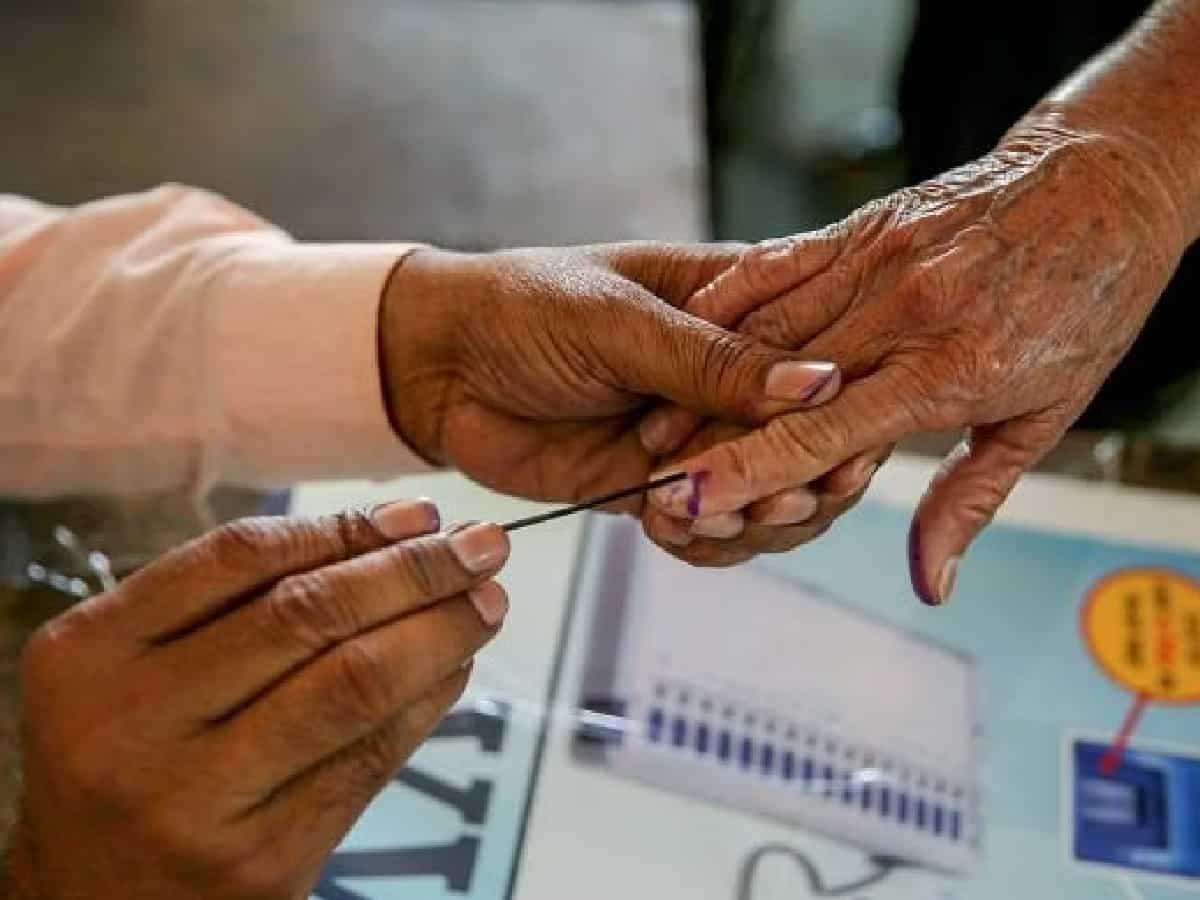 Lok Sabha Election 2024: मतदाताओं को रिझाने के लिए सोशल मीडिया और इन्फ्लूएंसर्स का सहारा ले रही पार्टियां