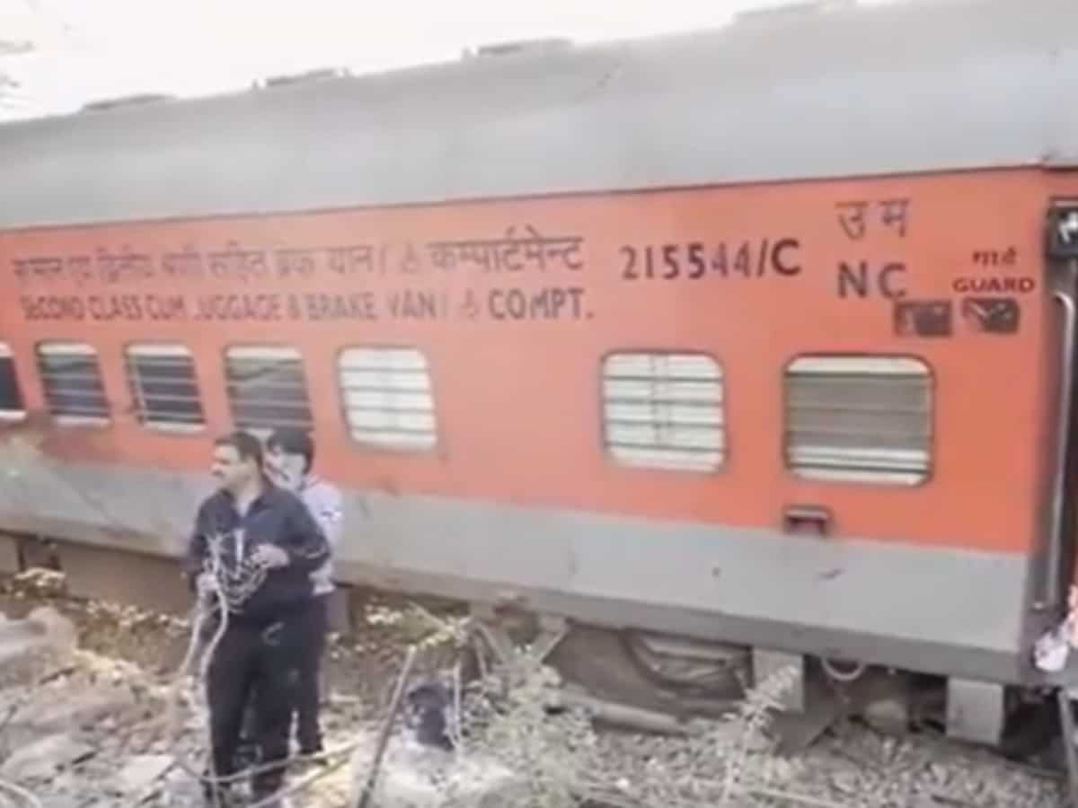 Train Derail in Rajasthan: साबरमती आगरा कैंट सुपरफास्ट ट्रेन के 4 डिब्बे पटरी से उतरें, किसी के हताहत की खहर नहीं 