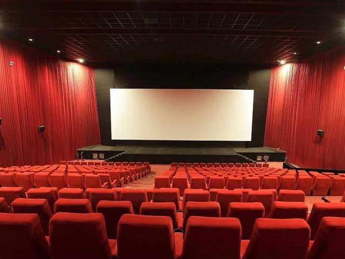 349 रुपए देकर एक महीने में देखें चार फिल्में, PVR INOX लाया ये खास ऑफर, जानिए नियम और शर्तें | Zee Business Hindi