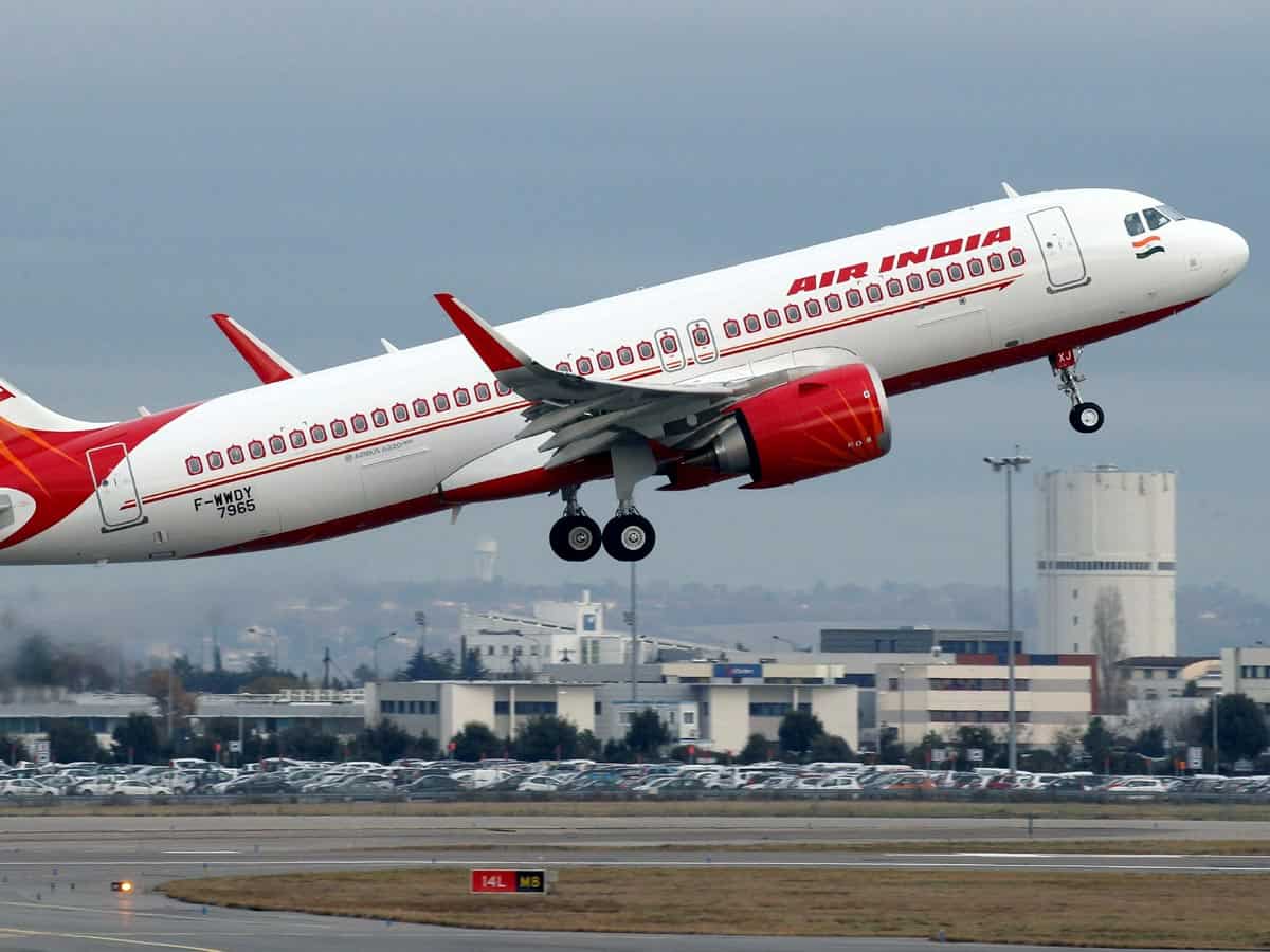 DGCA ने एयर इंडिया पर लगाया 80 लाख रुपए का जुर्माना, बिना पर्याप्त आराम के फ्लाइट उड़ा रहे थे पायलट