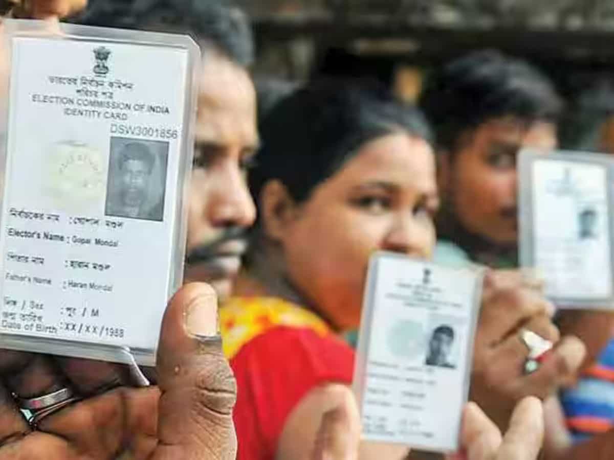 Lok Sabha Election 2024: घर बैठे आसानी से वोटर आईडी कार्ड से लिंक हो जाएगा Aadhaar, जानें पूरा प्रोसेस