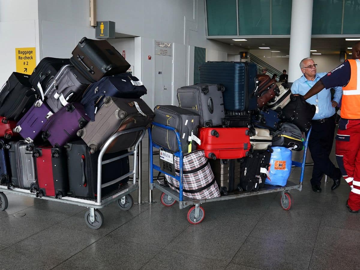 फ्लाइट के सफर में एयरलाइन की गलती से टूट गया सूटकेस? फटाफट यहां करें कंप्लेन, मिलेगा पूरा रिफंड