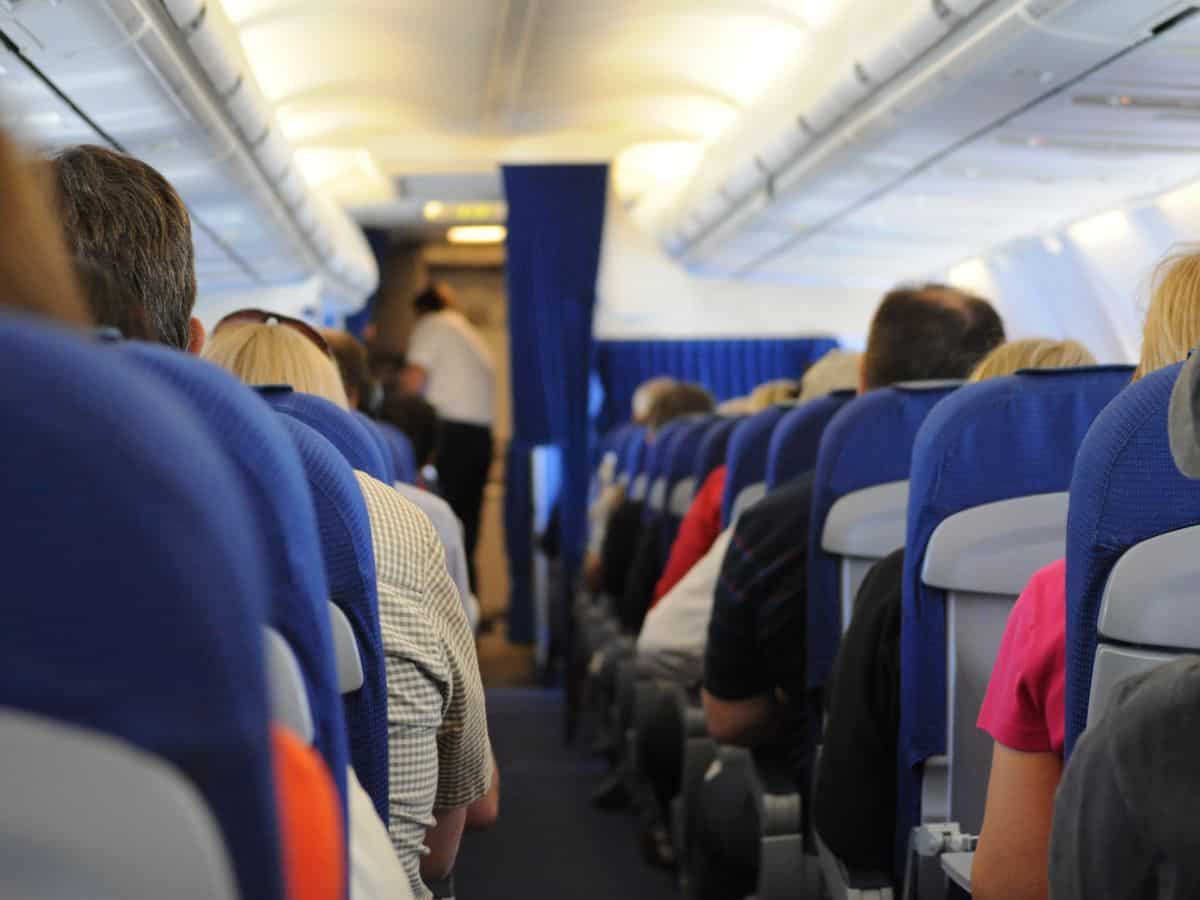 फ्लाइट टिकट बुक करते समय सीट के लिए 5 से 40% तक एक्स्ट्रा चार्ज ले रही हैं एयरलाइंस, सर्वे में लोगों ने की शिकायत