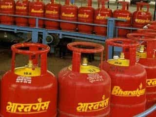 Gas Cylinder Expiry Date: घर में आने वाला सिलेंडर भी होता एक्सपायर, जानें कैसे करें चेक